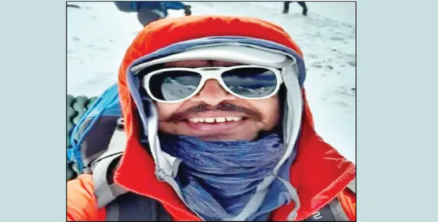 ଏଭେରେଷ୍ଟ ଶିଖରରେ ସିଦ୍ଧାର୍ଥ: ଜାତୀୟ ପତାକା ଓ ପତିତପାବନ ବାନା ଉଡ଼ାଇଲେ