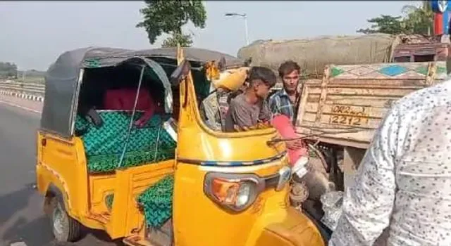 ଟ୍ରକକୁ ପଛପଟୁ ପିଟିଲା ଯାତ୍ରୀବାହୀ ଅଟୋ: ଜଣେ ମୃତ, ୬ ଗୁରୁତର