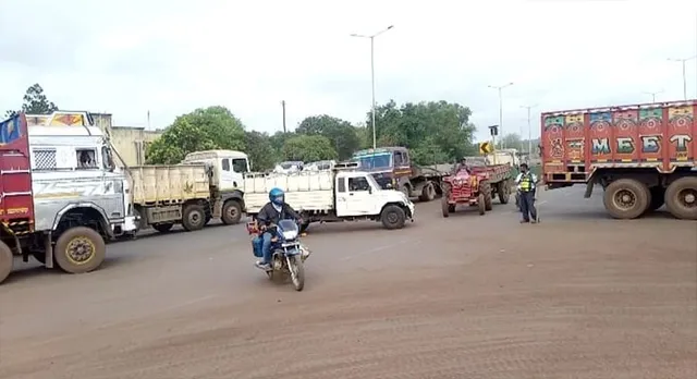 ଟ୍ରକ ଟର୍ମିନାଲ ଅସଂପୂର୍ଣ୍ଣ: ରାଜପଥ ଉପରେ ଟ୍ରକ ପାର୍କିଂ