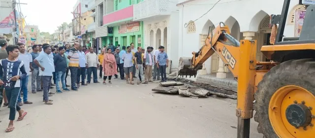 ଟିଟିଲାଗଡ଼ ମୁଖ୍ୟ ରାସ୍ତା ଡ୍ରେନ୍‌ ଉପରୁ ହଟିଲା ଜବରଦଖଲ, ଶାସ୍ତ୍ରୀ ଛକରୁ ବ୍ୟାଙ୍କ ଛକ ମଧ୍ୟରେ ବୁଲିଲା ଜେସିବି