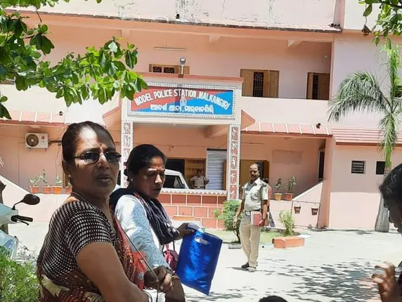 ମାଲକାନଗିରି ଥାନା ସମ୍ମୁଖରେ ମହିଳାଙ୍କ ଆତ୍ମହତ୍ୟା ଉଦ୍ୟମ