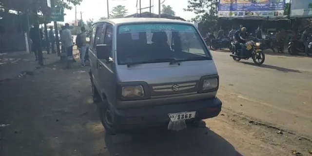 ସ୍କୁଲ ଭ୍ୟାନରେ ଲାଗିଲା ନିଆଁ, ଅଳ୍ପକେ ବର୍ତ୍ତିଲେ ୧୨ ଛାତ୍ରଛାତ୍ରୀ