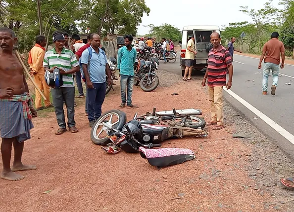 ବାଇକକୁ ପଛରୁ ଧକ୍କା ଦେଲା ତେଲ ଟ୍ୟାଙ୍କର; ଜଣେ ମୃତ, ଦୁଇ ଗୁରୁତର