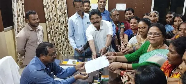 ମଦ ବିକ୍ରି ଓ ଜୁଆ ଆଡ୍ଡା ବନ୍ଦ ଦାବିରେ ଶତାଧିକ ମହିଳାଙ୍କ ଉପଜିଲ୍ଲାପାଳଙ୍କୁ ସ୍ମାରକପତ୍ର