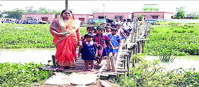 ବାଉଁଶ ପୋଲକୁ ଭରସା କରିଛନ୍ତି ଗ୍ରାମବାସୀ