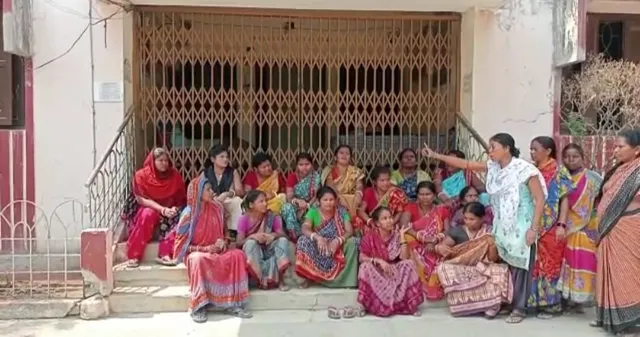 ସୁନ୍ଦରଗଡ଼ ଗୁଳିକାଣ୍ଡ: ଅଭିଯୁକ୍ତଙ୍କୁ ଧରିବା ଦାବି, ଥାନା ଆଗରେ ମହିଳାଙ୍କ ଧାରଣା