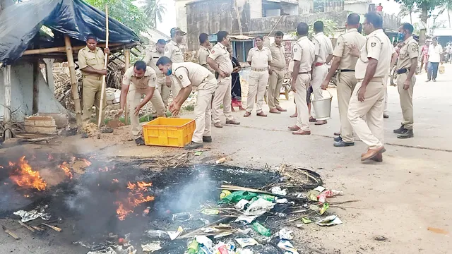 ମଦ ଜବତକୁ ବିରୋଧ କରି ରାସ୍ତାରୋକ୍‌: ପୁଲିସକୁ ପିଟିଲେ, ସମିତି ସଭ୍ୟଙ୍କ ସମେତ ୬ ଗିରଫ