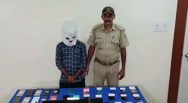 ଚୋରକୁ ଧରାପକାଇଲା ସିସିଟିଭି, ୪୯ ମୋବାଇଲ୍‌ ଫୋନ୍‌ ଜବତ