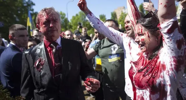 ପୋଲାଣ୍ଡରେ ରୁଷ ରାଷ୍ଟ୍ରଦୂତଙ୍କୁ ପ୍ରବଳ ବିରୋଧ, ଲାଲ୍ କାଳି ପକାଇଲେ ବିକ୍ଷୋଭକାରୀ