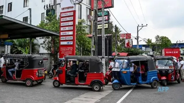 ଶ୍ରୀଲଙ୍କା ଆର୍ଥିକ ସଂକଟର କରୁଣ ଚିତ୍ର : ପେଟ୍ରୋଲ ନ ମିଳିବାରୁ ଡାକ୍ତରଖାନାରେ ଠିକ ସମୟରେ ପହଞ୍ଚିପାରିଲାନି ନବଜାତ, ମୃତ
