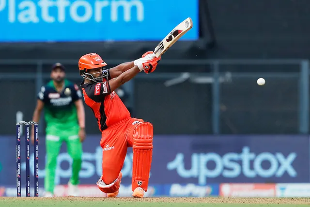 ଆଇପିଏଲ୍‌: ହାଇଦ୍ରାବାଦ୍‌କୁ ୬୭ ରନ୍‌ରେ ପରାସ୍ତ କଲା ବାଙ୍ଗାଲୋର, ଓ୍ଵାନିନ୍ଦୁ ହସରଙ୍ଗାଙ୍କୁ ୫ ଓ୍ଵିକେଟ୍‌