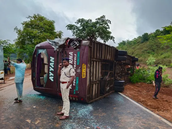 ବସ୍-ଟ୍ରଲର ମୁହାଁମୁହିଁ ଧକ୍କା, ଜଣେ ମୃତ