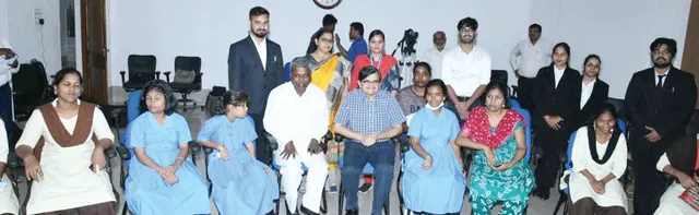 ହାଇକୋର୍ଟ ବୁଲିଲେ ଦୁଷ୍ଟିବାଧିତ ବିଦ୍ୟାର୍ଥୀ, ମୁଖ୍ୟ ବିଚାରପତିଙ୍କ ସହିତ ଆଲୋଚନା କଲେ, ବିଚାର ପ୍ରକ୍ରିୟା ନେଇ ଅବଗତ ହେଲେ