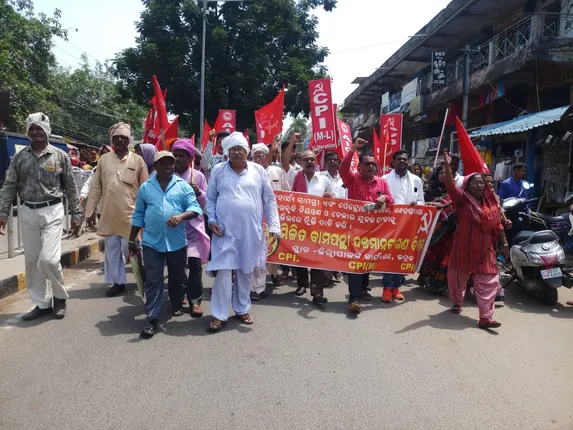 ଅତ୍ୟାବଶ୍ୟକ ସାମଗ୍ରୀର ଦରକମାଇବା ଓ ବେକାର ଯୁବକ-ଯୁବତୀଙ୍କୁ ନିଯୁକ୍ତି ଦେବା ଦାବିରେ ବିକ୍ଷୋଭ ପ୍ରଦର୍ଶନ