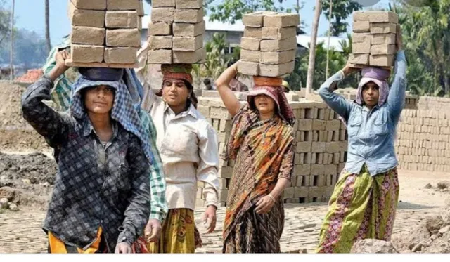 ଭଦ୍ରକରେ ଦଲାଲଙ୍କ ଚକ୍ରବ୍ୟୁହରେ ଶ୍ରମିକ କାର୍ଡ