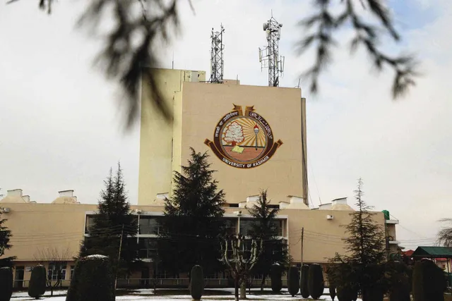 କଶ୍ମୀରରେ ୩ ସରକାରୀ କର୍ମଚାରୀ ବହିଷ୍କୃତ : ସରକାରଙ୍କଠାରୁ ଦରମା ନେଉଥିଲେ କିନ୍ତୁ ଆତଙ୍କବାଦୀଙ୍କ ପାଇଁ କାମ କରୁଥିଲେ