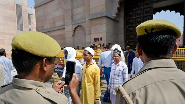 ବାରାଣସୀର ଜ୍ଞାନବାପୀ ମସ୍‌ଜିଦ୍‌ ପାଖରୁ ମିଳିଲା ପ୍ରାଚୀନ ସ୍ବସ୍ତିକ ; ପ୍ରତିବାଦ ଯୋଗୁଁ ସର୍ଭେ ବନ୍ଦ