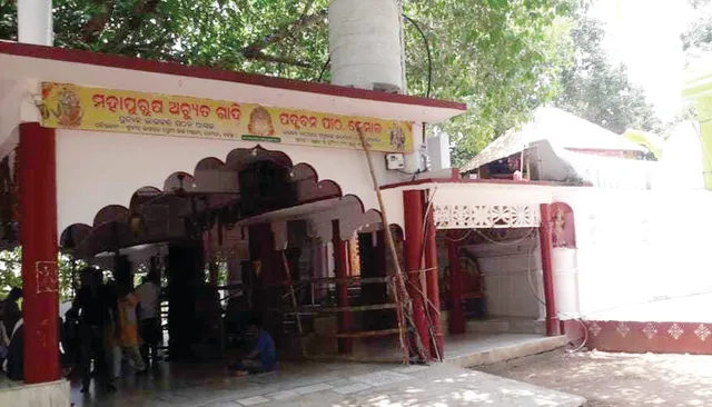 ଦୃଷ୍ଟି ଆଢ଼ୁଆଳରେ ମହାପୁରୁଷ ଅଚ୍ୟୁତାନନ୍ଦଙ୍କ ପୀଠ,ଟିଣ ଆଜ୍‌ବେଷ୍ଟସ୍‌ ତଳେ ପୂଜା ପାଉଛନ୍ତି ପ୍ରଭୁ