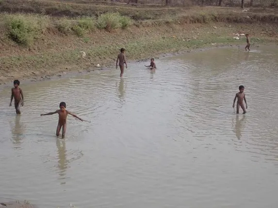 ତାତିରେ ଜନଜୀବନ ଅସ୍ତବ୍ୟସ୍ତ, ଶୁଖିଲା ପୋଖରୀରେ ଗାଁ ପିଲାଙ୍କ ମଉଜ