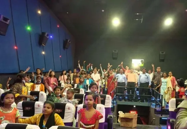 ଅନାଥ ଶିଶୁଙ୍କ ମୁହଁରେ ହସ ଫୁଟାଇଲା ସ୍ବେଚ୍ଛାସେବୀ ସଂସ୍ଥା, ପିଲାମାନେ ସିନେମା ଦେଖିବା ସହ ହୋଟେଲରେ ଖାଇଲେ