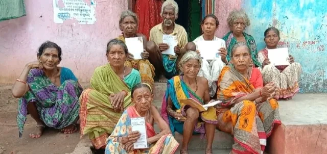 ୫୦୦ ଟଙ୍କା ଭତ୍ତା ପାଇଁ ଖର୍ଚ୍ଚ ୪୦୦, ପରିଣତ ବୟସରେ ୧୦ କିମି ଦୂର ବ୍ୟାଙ୍କକୁ ଦୌଡ଼ୁଛନ୍ତି ହିତାଧିକାରୀ