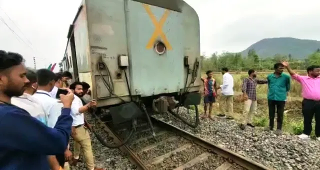 ରାୟଗଡ଼ା-ବିଜୟନଗରମ ରେଳ ରୁଟରେ ଅଘଟଣ: ଯାତ୍ରୀବାହୀ ବଗି ଛାଡ଼ି ୨ କିମି ଗଡ଼ିଲା ସମତା ଏକ୍ସପ୍ରେସ୍