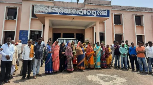 ସଦରଥାନା ଅଧିକାରୀଙ୍କ ବିରୋଧରେ ଗାଁ ଲୋକ ଏସ୍‌ପି କାର୍ଯ୍ୟାଳୟ ଘେରିଲେ