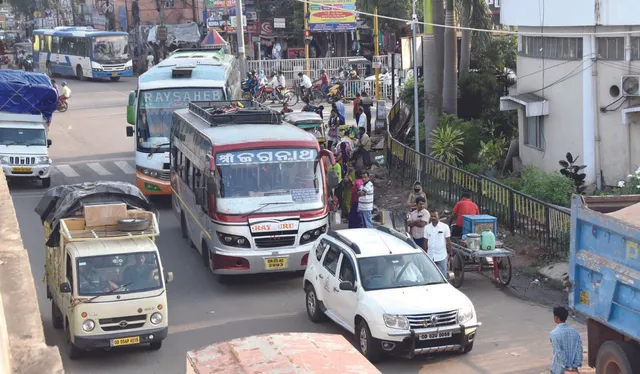 ବିପର୍ଯ୍ୟସ୍ତ ଟ୍ରାଫିକ୍‌, ବେଫିକର ପୁଲିସ୍‌, ପୁଲିସ୍‌ର ଅଦ୍ଭୂତପୂର୍ବ ନିରବତା ବଢାଉଛି ସନ୍ଦେହ