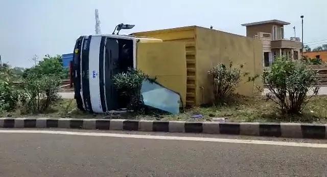 ପଦ୍ମପୁର ଓଭରବ୍ରିଜ ଉପରେ ଓଲଟିଲା କଣ୍ଟେନର, ୩ ଆହତ