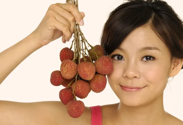 ଏବେ ବଜାରରେ ଗଦା ଗଦା ଲିଚୁ; ପାଟିକୁ ସୁଆଦ ଦେହକୁ ହିତ ଏହି ଫଳ