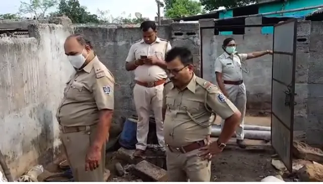 ସାଲିଆ ସାହି ବସ୍ତିରେ ଚଢାଉ: ବିପୁଳ ପରିମାଣର ଦେଶୀ ମଦ ଜବତ, ୫ ଗିରଫ