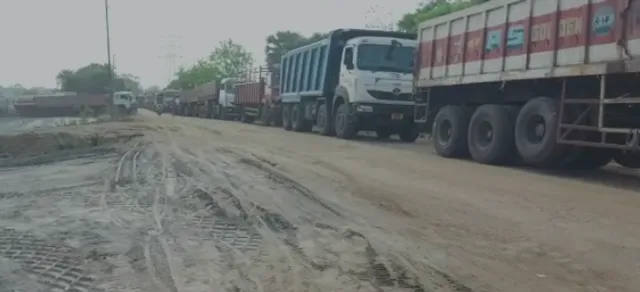 ଟ୍ରକ ଧକ୍କାରେ ଯୁବକ ଗୁରୁତର: ଉତ୍ତ୍ୟକ୍ତ ଗ୍ରାମବାସୀଙ୍କ ରାସ୍ତାରୋକ