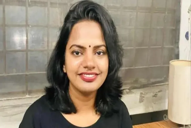 ବସ୍ତିରେ ରହି, ରାସ୍ତା ଉପରେ ଫୁଲ ବିକ୍ରି କରୁ କରୁ ପାଲଟିଗଲେ ପ୍ରେରଣା; ସୋସିଆଲ୍‌ ମିଡିଆରେ ଛାଇଲେ ସରିତା