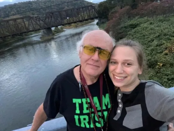 ସମସ୍ୟା କଲାନି ୪୬ ବର୍ଷର ବୟସ ବ୍ୟବଧାନ:  ୭୧ ବର୍ଷୀୟ ବୃଦ୍ଧଙ୍କୁ ପ୍ରେମ କରିବସିଲେ ୨୫ ବର୍ଷୀୟା ଯୁବତୀ