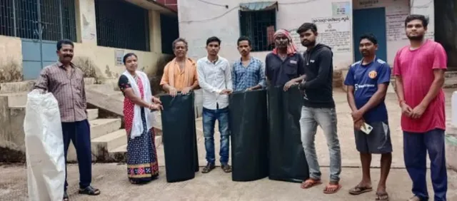 କାଳବୈଶାଖୀ ପ୍ରଭାବିତ ପରିବାରକୁ ପଲିଥିନ୍ ବଣ୍ଟନ