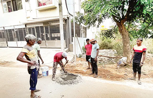 ରାସ୍ତାକଡ଼ରେ ଏୟାରଟେଲ୍‌ ଟେଲିସୋନିକ୍‌ର ଖୁଣ୍ଟ ପୋତା ପ୍ରସଙ୍ଗ: ପୂର୍ତ୍ତ ବିଭାଗର ନୋଟିସ୍‌ ପରେ ବନ୍ଦ ହେଲା