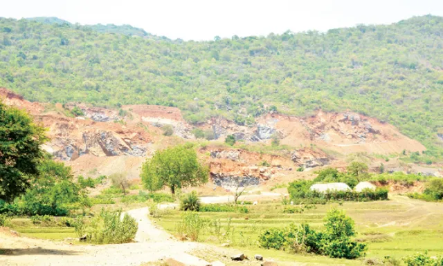 ଏନ୍‌ଜିଟି ଓ ଜଙ୍ଗଲ ଓ ପରିବେଶ ନିୟମକୁ ବେଖାତିର: ମାଟିରେ ମିଶିଯିବ ଶାରୀଶୁଆ ପାହାଡ଼