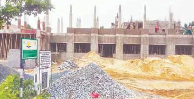 ବାଲିଆପାଳ ଆଦର୍ଶ ବିଦ୍ୟାଳୟ: ସରୁନି ନିର୍ମାଣ କାର୍ଯ୍ୟ, ଚିନ୍ତାରେ ଅଭିଭାବକ