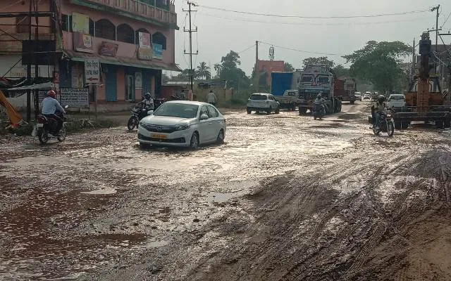 ଅସରାଏ ବର୍ଷାରେ ୫୫ ନମ୍ବର ଜାତୀୟ ରାଜପଥର ଅବସ୍ଥା ବେହାଲ। (ଫଟୋ: ସୁଜିତ୍‌, ନାଲକୋନଗର)