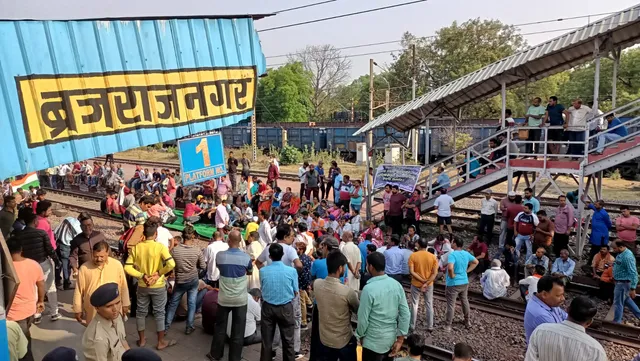 ଏକ୍ସପ୍ରେସ୍ ଟ୍ରେନ୍ ରହଣି ଦାବିରେ ବ୍ରଜରାଜନଗର ରେଳ ଷ୍ଟେସନରେ ରେଳରୋକ