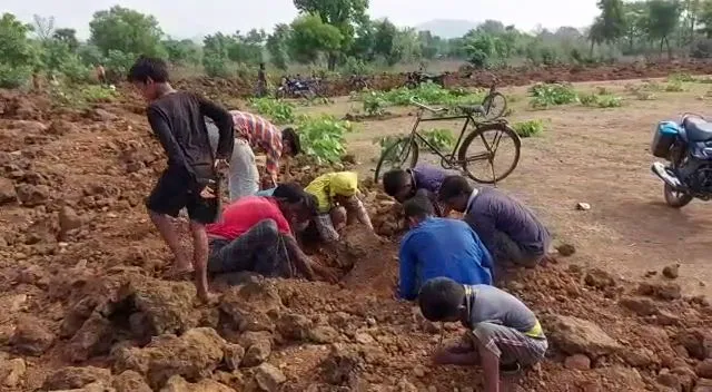 ପୋଖରୀ ଖନନ ବେଳେ ମିଳିଲା ରତ୍ନ ପଥର; ପୁଲିସ ମୁତୟନ, ୧୪୪ ଧାରା ଜାରି