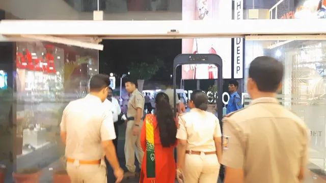 ସପିଂ ମଲ୍‌ରେ ନର୍ସିଂ ଛାତ୍ରୀ ହଟହଟା; ଆପେ ଭାଙ୍ଗିଗଲା କାଚ୍‌ ଗେଟ୍‌, କ୍ଷତପୂରଣ ମାଗି‌ ସାଢ଼େ ୫ ଘଣ୍ଟା ଅଟକ ରଖିଲେ