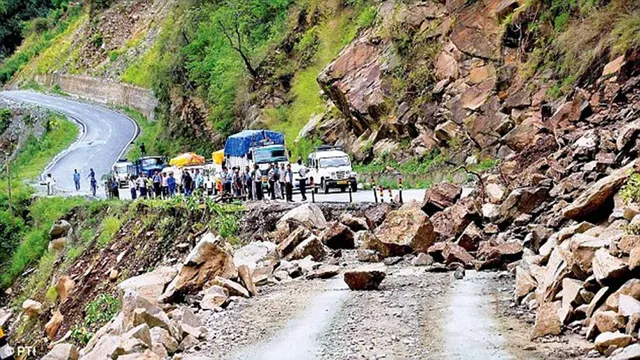 ଯମୁନୋତ୍ରୀ ରାଜପଥର ୧୫ ମିଟର ଧସିଗଲା, ୩୦୦୦ ତୀର୍ଥଯାତ୍ରୀ ଫସିଛନ୍ତି