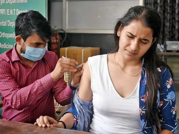 ରାଜ୍ୟଗୁଡିକ ସହିତ କୋଭିଡ୍‌ ଟିକାକରଣ କାର୍ଯ୍ୟକ୍ରମର ସମୀକ୍ଷା କରିବ କେନ୍ଦ୍ର