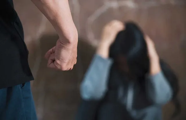 ପତି ଠାରୁ ମାଡ଼ ଖାଇବା ପ୍ରସଙ୍ଗ