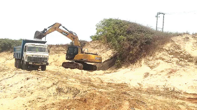 ଢିଙ୍କିଆକୁ ମାଡ଼ିଆସୁଛି ବିପଦ, ସୁରକ୍ଷା କବଚ ବାଲି ସ୍ତୁପରୁ ବାଲି ଚୋରି!