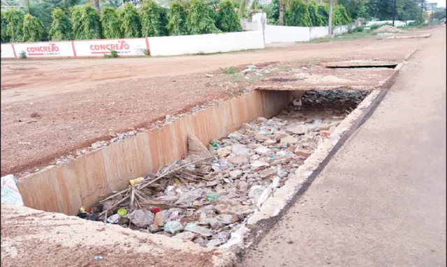 ୬ ମାସରେ ଭାଙ୍ଗିଗଲା ନୂଆ ଡ୍ରେନ୍: ରାଜପଥ କଡ଼ ପାଲଟିଛି ମରଣଯନ୍ତା