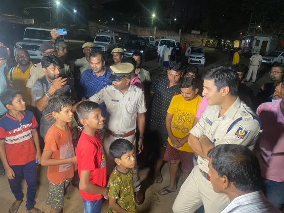 ସାଲିଆସାହିରେ ପିଲାଙ୍କ ଗହଣରେ ନୂଆ ଡିସିପି ପ୍ରତୀକ ସିଂହ (ଫଟୋ: ବିଭୂତି, ଭୁବନେଶ୍ବର)