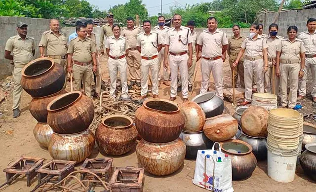 ଅବକାରୀ ଚଢ଼ଉ: ୫୦୦ ଲିଟର ଦେଶୀ ମଦ ଜବତ, ୫ ଗିରଫ