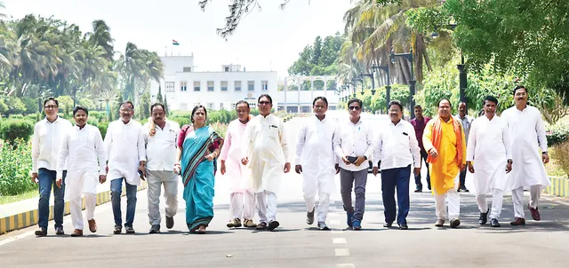 ବିଧାୟକ ସୁବାସ ପାଣିଗ୍ରାହୀଙ୍କୁ ତୁରନ୍ତ ମୁକ୍ତ କରିବା ଦାବି: ରାଜ୍ୟପାଳଙ୍କୁ ଭେଟି‌ଲା ବିଜେପି ପ୍ରତିନିଧି ଦଳ